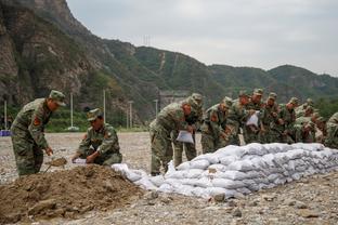 队记：浓眉今日因上呼吸道疾病缺席训练 雷迪什参加了训练